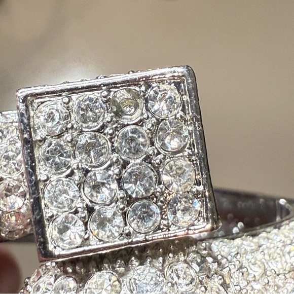 Silver rhinestone bracelet very sparkly hinged bangle - Picture 4 of 4